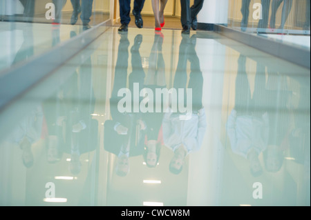 La réflexion des dirigeants d'entreprise sur le plancher vitreux Banque D'Images