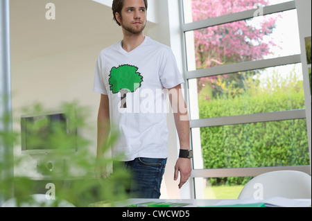Homme debout dans une chambre Banque D'Images