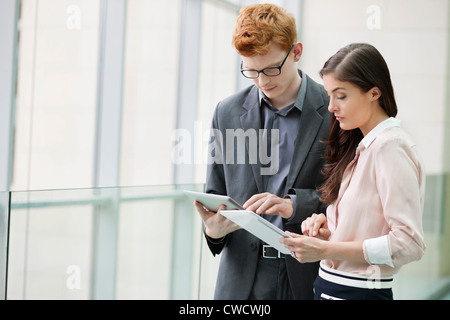 Les dirigeants d'entreprise à l'aide de tablettes numériques dans un bureau Banque D'Images