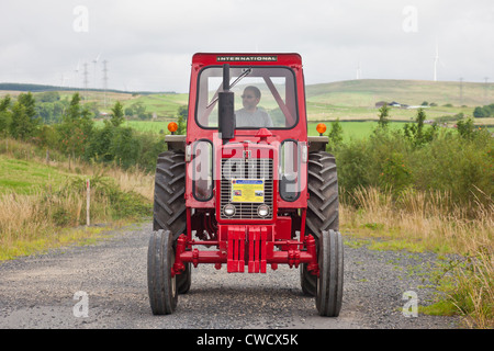 La conduite d'un redvintage amateur International Harvester 634 au cours d'un tracteur le tracteur et la machine Vintage Ayrshire Club road run Banque D'Images