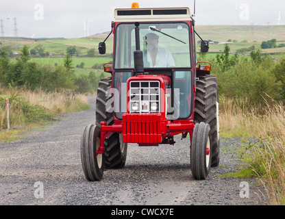 La conduite d'un amateur de vintage International Harvester 674 au cours d'un tracteur le tracteur et la machine Vintage Ayrshire Club road run Banque D'Images