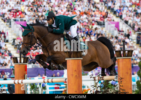 Kamal Bahamdan (KSA) équitation NOBLESSE DES TESS dans l'événement équestre de saut individuel aux Jeux Olympiques d'été Banque D'Images