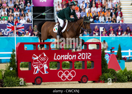 Médaillée de bronze Cian O'Connor (IRL) équitation BLUE LOYD 12 dans l'événement équestre de saut individuel aux Jeux Olympiques d'été Banque D'Images