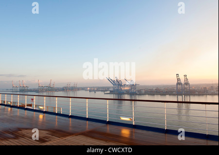 Tôt le matin voir de fumée entourant les chantiers maritimes du Canal de Panama pont en teck humide d'un navire de croisière au lever du soleil Banque D'Images