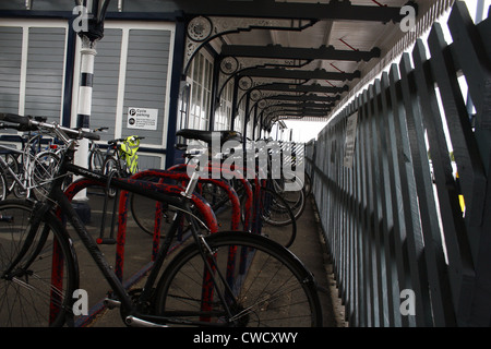 Parking à vélo à la gare ferroviaire de Northgate Newark Newark-on-Trent, Newark, Nottinghamshire, Angleterre, RU Banque D'Images