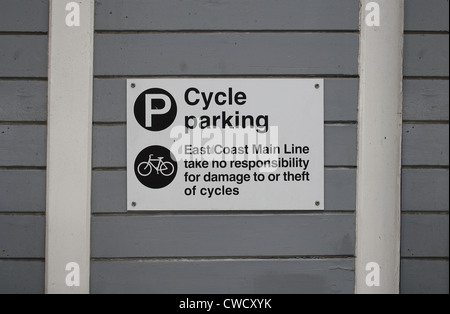 Parking vélo signe à la gare ferroviaire de Northgate Newark Newark-on-Trent, Newark, Nottinghamshire, Angleterre, RU Banque D'Images