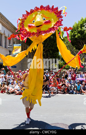 Dans le costume de Sun Solstice d'été 2012 Défilé dans "Santa Barbara", en Californie. Banque D'Images