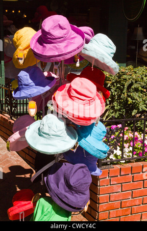 Chapeaux colorés proposés à la vente à l'extérieur d'un magasin dans le centre ville de Los Gatos, Californie Banque D'Images