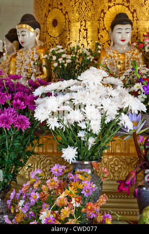 Le Myanmar, Birmanie. Offres en un sanctuaire bouddhiste à l'Zayar Thein Gyi Antiq, près de Mandalay. Banque D'Images