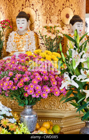 Le Myanmar, Birmanie. Fleurs et fruits comme offrandes dans un temple bouddhiste à l'Zayar Thein Gyi Antiq, près de Mandalay. Banque D'Images