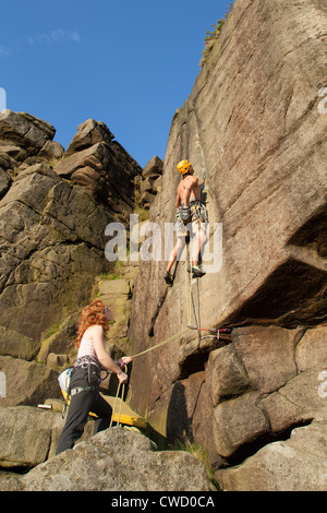 Un grimpeur sur l'Asp, un E3 l'escalade sur Stanage Edge dans le Derbyshire, Royaume-Uni Banque D'Images