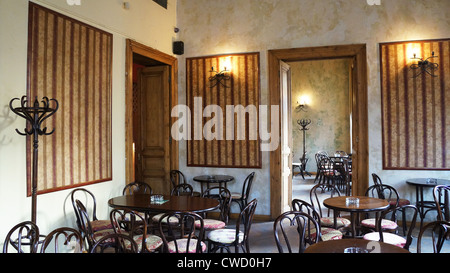 Portrait of a vintage pub avec tables et chaises en bois Banque D'Images