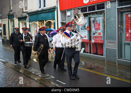 Adamant New Orleans Marching Jazz Band parade dans les rues de la pluie au cours de Brecon Jazz Festival 2012 Banque D'Images