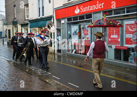 Adamant New Orleans Marching Jazz Band parade dans les rues de la pluie au cours de Brecon Jazz Festival 2012 Banque D'Images