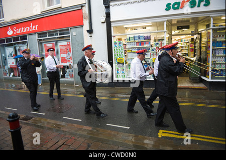 Adamant New Orleans Marching Jazz Band parade dans les rues de la pluie au cours de Brecon Jazz Festival 2012 Banque D'Images