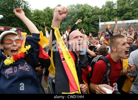 Les fans de football au mile ventilateur devant la porte de Brandebourg, Berlin Banque D'Images