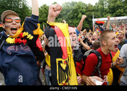 Les fans de football au mile ventilateur devant la porte de Brandebourg, Berlin Banque D'Images