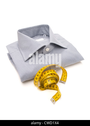 Shirt pour hommes bleu et blanc avec ruban jaune sur fond blanc Banque D'Images