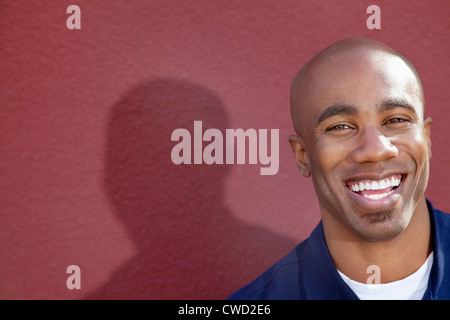 Portrait of a smiling African American man sur fond coloré Banque D'Images