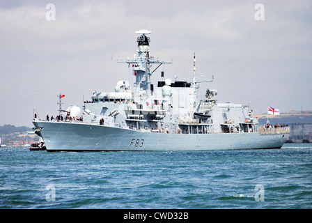 La frégate HMS St Albans s'écarte de la base navale de Portsmouth dans le Hampshire en août 2012. Banque D'Images