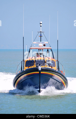 Le nouveau procès de la RNLI lifeboat se dirige vers la plage durant un procès à Dungeness, dans le Kent. Banque D'Images