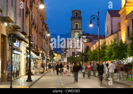 Le long de la promenade du soir avec le Corso Italia, le Campanile de la Cattedrale Banque D'Images