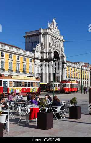 Cafe à Praca do Comercio avec Arco da Rua Augusta et tramways (electricos) Banque D'Images