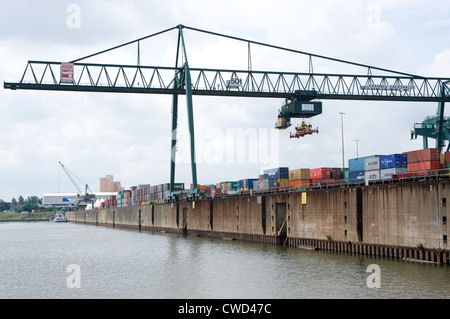 Port à conteneurs Cologne Allemagne Banque D'Images