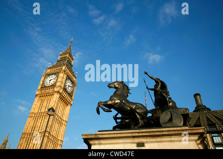 Statue de Boadicea en face de Big Ben, Westminster, London, UK Banque D'Images