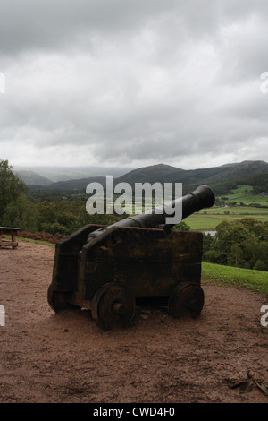 Un canon dans le parc du château de Muncaster dans quartier theLake Banque D'Images