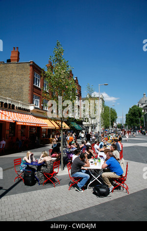 Manger en plein air au restaurant Comptoir Libanais sur Exhibition Road, South Kensington, London, UK Banque D'Images