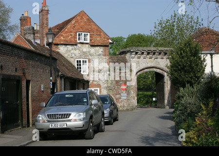 Porte Harnham à de Vaux place Salisbury. Une sortie de la célèbre cathédrale de Salisbury Close. Wiltshire Royaume-Uni 2012. Banque D'Images