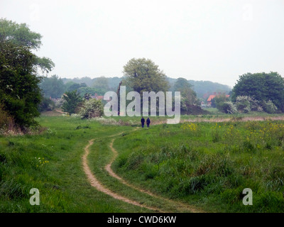 Deux personnes marcher dans la distance sur le chemin de halage sur la Tamise entre Culham et Abingdon Banque D'Images