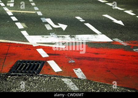 L'asphalte,rouge,route,signalisation Banque D'Images