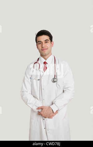 Portrait d'un homme médecin indien souriant sur fond gris Banque D'Images