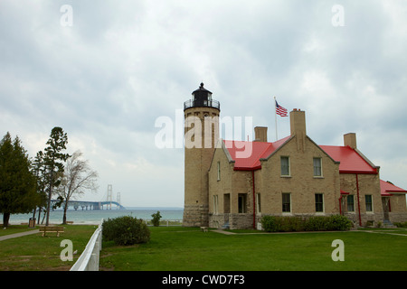 Vieux phare Mackinac Point, Mackinaw City, Michigan, dans avec le Mackinac bridge en arrière-plan Banque D'Images