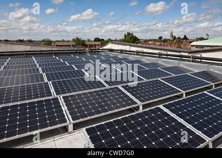 Des panneaux solaires sur le toit de la santé Jericho Center à New Radcliffe House, Oxford. Banque D'Images