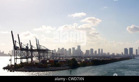 MIAMI, FL, USA - 23 mars 2012 : terminal à conteneurs et à l'horizon de Miami, Floride, USA, le 23 mars 2012. Banque D'Images