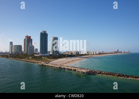 South Beach, FL, USA, où le célèbre Ocean Drive passe devant la plage la plus populaire de Miami. Banque D'Images