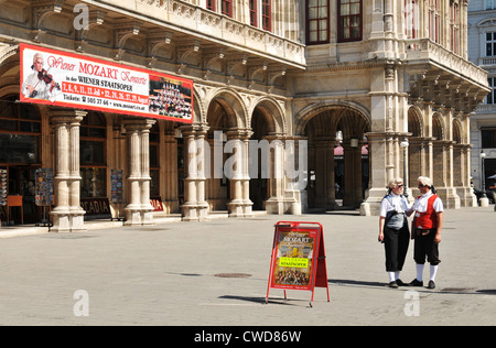 Vienne, Autriche - 10 juillet 2011 - le concert de publicité herald médiéval en face de l'opéra Viennois. Banque D'Images