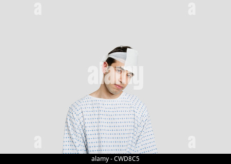 Triste homme patient avec bandage on head Banque D'Images