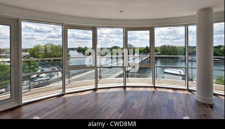 Vue sur la Tamise à partir de Kew Bridge Road, Londres Appartements de luxe. Banque D'Images