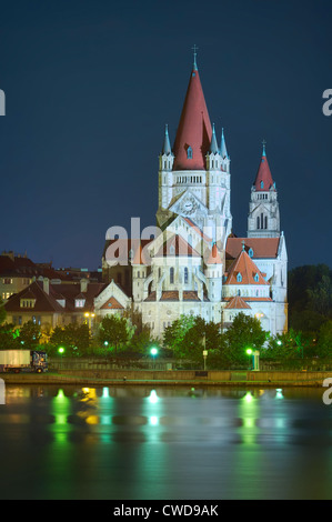 Heiliger Franz von Assisi church et Danube à Vienne, Autriche Banque D'Images