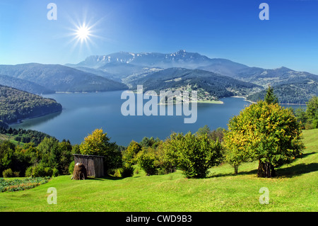 Paysage d'automne fraîche avec chaîne des Carpates et le lac, Roumanie Banque D'Images