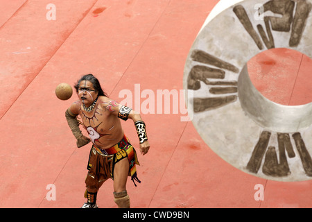 Berlin performance de Pok Ta Pok, un jeu de balle maya historique Banque D'Images