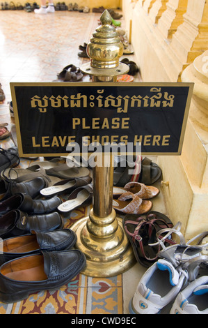 Fermeture verticale de beaucoup de paires de chaussures retirées pour entrer dans le Palais Royal de Phnom Penh. Banque D'Images