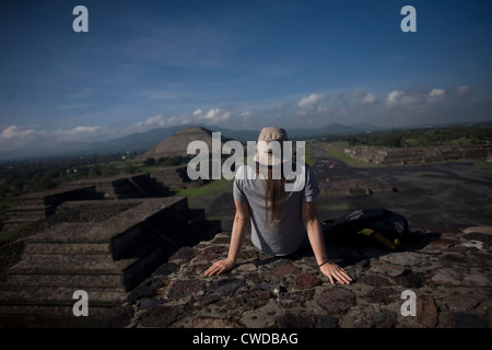 Une femme regarde la pyramide du Soleil, l'arrière gauche, à partir de la pyramide de la lune à Teotihuacan, Mexico City Banque D'Images