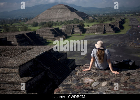 Une femme regarde la pyramide du Soleil, l'arrière gauche, à partir de la pyramide de la lune à Teotihuacan Banque D'Images