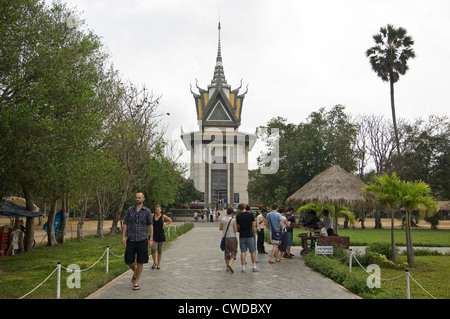 Grand angle de visualisation horizontal de touristes à l'entrée de Choeung Ek, The Killing Fields memorial site près de Phnom Penh. Banque D'Images