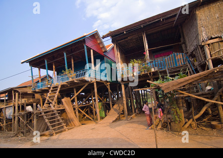 Grand angle de visualisation horizontal de l'herbe guindée maisons de Kompong Khleang, le village flottant sur le lac de Tonle Sap au Cambodge Banque D'Images